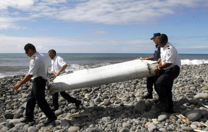 Một mảnh vỡ nghi là của chiếc MH370 của Malaysia Airlines đã được tìm thấy ở Mozambique - Ảnh:EPA