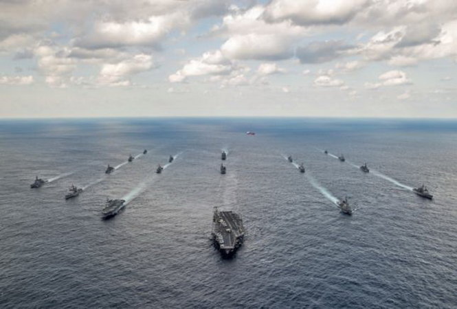 Tàu Hải quân Mỹ và Lực lượng Phòng vệ biển Nhật Bản trong một cuộc diễn tập năm 2014 - Ảnh: Reuters