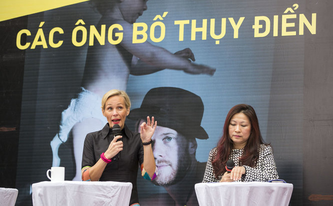 Bà Camilla Mellander (trái) chia sẻ bà không thể trở thành Đại sứ Thuỵ Điển nếu không nhận được sự chia sẻ của chồng - Ảnh: Việt Dũng