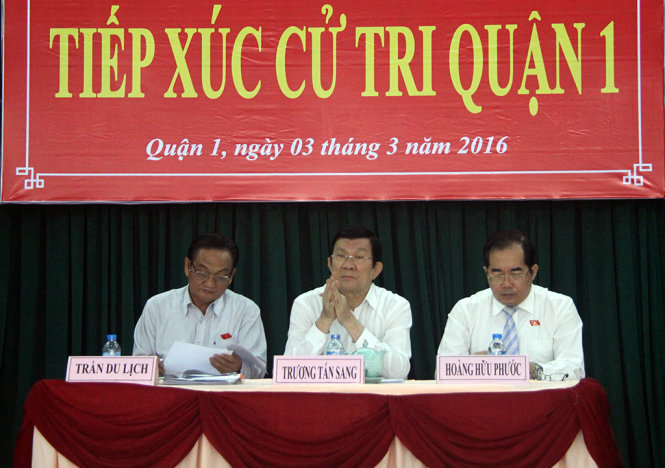 Chủ tịch nước Trương Tấn Sang (giữa) lắng nghe những góp ý của cử tri Q.1 - Ảnh Q.Khải
