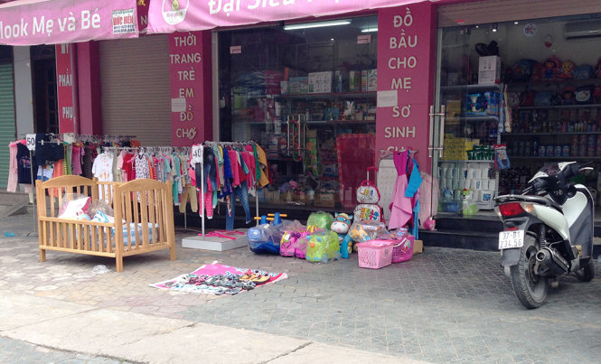Siêu thị thời trang trên phố Nguyễn Văn Cừ - nơi xảy ra vụ việc - Ảnh: Doãn Hòa