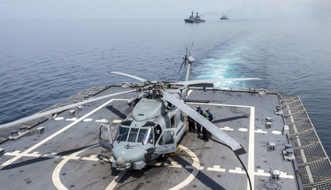 Một chiếc MH-60 Sea Hawk đang tiếp nhiên liệu trên biển Đông - Ảnh: Navylive