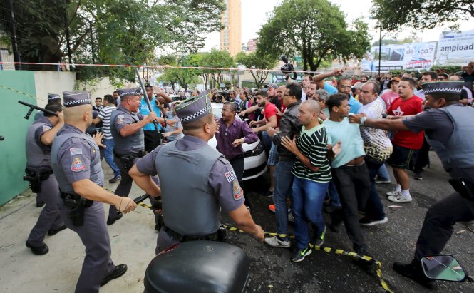 Cảnh sát trấn áp những người biểu tình ủng hộ cựu tổng thống Lula tại Sao Bernardo do Campo. Ảnh: Reuters