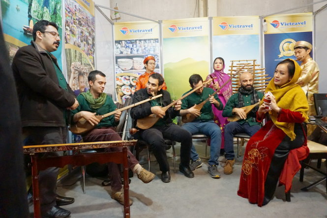 NSƯT Hải Phượng và đoàn ca nhạc Iran tại nước bạn - Ảnh: NVCC