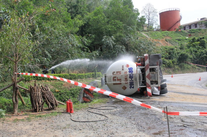 Cảnh sát PCCC phun nước làm ướt bồn chứa ga - Ảnh: TRƯỜNG TRUNG.