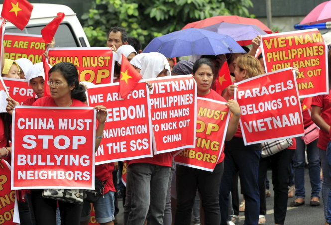 Những người biểu tình ở Manila (Philippines) phản đối hành động gây hấn của Trung Quốc và khẳng định Hoàng Sa là của Việt Nam trong cuộc tuần hành ngày 25-2 - Ảnh: Reuters