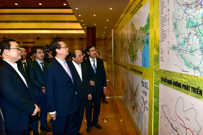 Thủ tướng Nguyễn Tấn Dũng xem đồ án điều chỉnh quy hoạch - Ảnh: chinhphu.vn