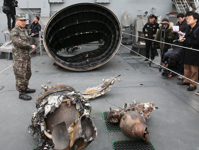 Các vật thể kim loại được cho là từ tên lửa Triều Tiên được trưng bày tại căn cứ hải quân Pyeongtaek, Hàn Quốc ngày 11-2 - Ảnh: Reuters