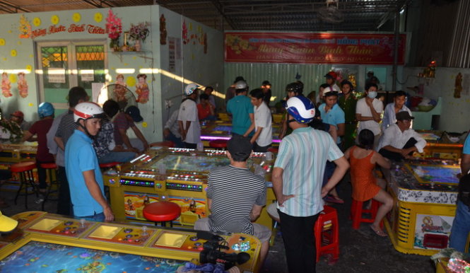Các đối tượng tham gia đánh bạc bị bắt giữ - Ảnh: Quang Duy