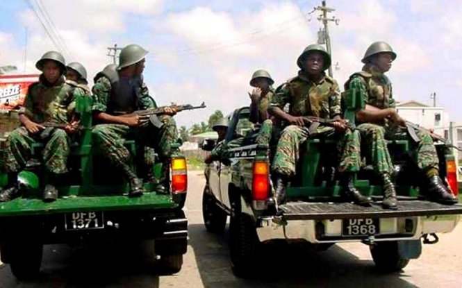 Binh lính thuộc quân đội Guyana tuần tra gần Georgetown - Ảnh: AFP