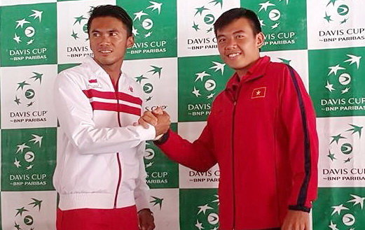 Hoàng Nam (phải) đã đánh bại David Agung Susanto. Ảnh: Q.Bảo