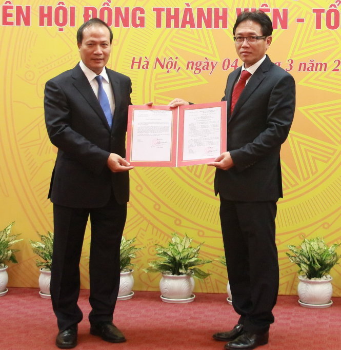 Ông Cao Quốc Hưng, Thứ trưởng Bộ Công thương trao quyết định bổ nhiệm cho ông Nguyễn Vũ Trường Sơn - Ảnh: Xuân Sơn
