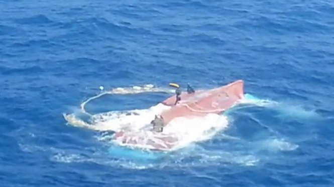 Ngày 3-3 đội cứu hộ tìm thấy chiếc tàu bị mất tích - Ảnh: Yonhap