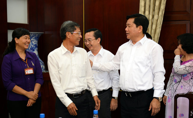 Ông Thăng trao đổi với lãnh đạo Q.1, TP.HCM về các vấn đề của quận chiều 4-3 - Ảnh: Thuận Thắng