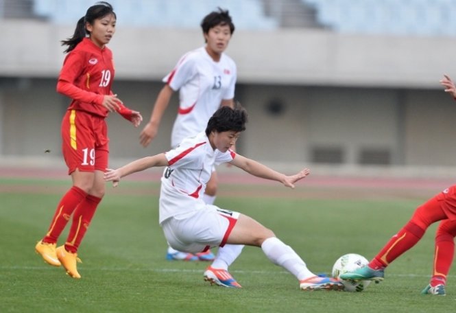Tuyển nữ VN (áo đỏ) có trận đấu kiên cường trước Triều Tiên. Ảnh: AFC