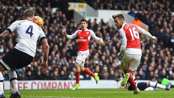 Tình huống đánh gót dẫn đến bàn thắng của Ramsey. Ảnh: Getty Images