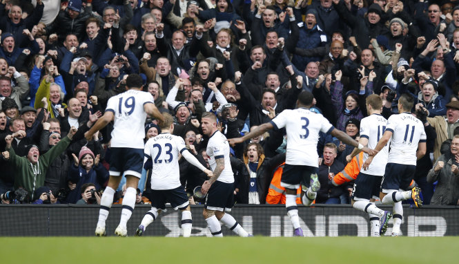 Các cầu thủ Tottenham ăn mừng bàn thắng gỡ hòa 1-1. Ảnh: Reuters