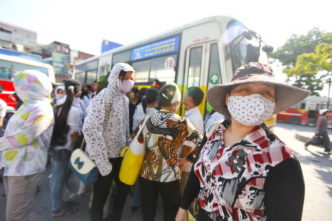 Hình ảnh người dân Hà Nội đeo khẩu trang khi ra đường đã trở nên phổ biến khi ô nhiễm không khí có dấu hiệu tăng cao - Ảnh: Nguyễn Khánh