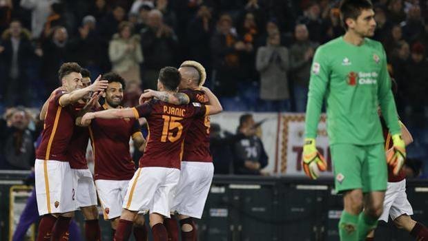 Các cầu thủ Roma (trái) ăn mừng chiến thắng. Ảnh: AP