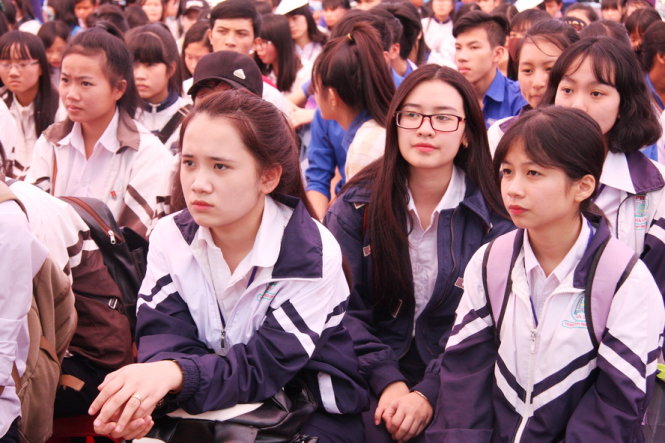 Học sinh tỉnh Gia Lai chăm chú nghe tư vấn tại chương trình tư vấn tuyển sinh hướng nghiệp 2016 sáng 5-3. Ảnh: Trần HUỳnh