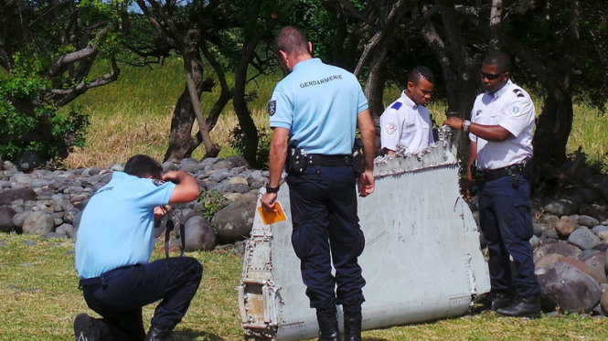 Cho tới nay, manh mối duy nhất được xem là tin cậy hơn cả là mảnh vỡ cánh máy bay MH370 dạt vào đảo Reunion của Pháp ở Ấn Độ Dương - Ảnh: Reuters