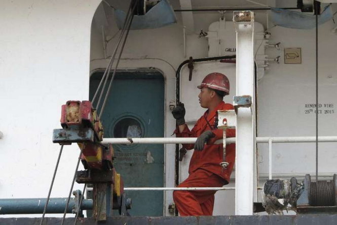 Một thủy thủ Triều Tiên trên tàu Jin Teng - Ảnh: AFP