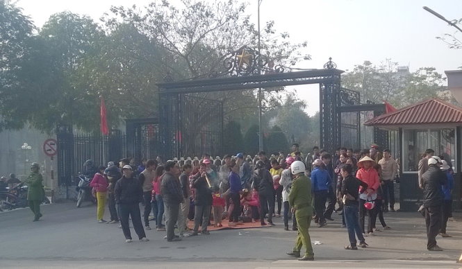Người dân xã Quảng Cư, thị xã Sầm Sơn tụ tập đông người trước cổng UBND tỉnh Thanh Hóa nhiều ngày qua - Ảnh: Hà Đồng