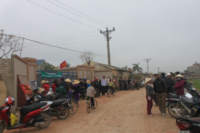 Người dân tụ tập đông người trước cổng Nhà máy sản xuất phân bón Sao Nông chiều 5-3 - Ảnh: Hà Đồng