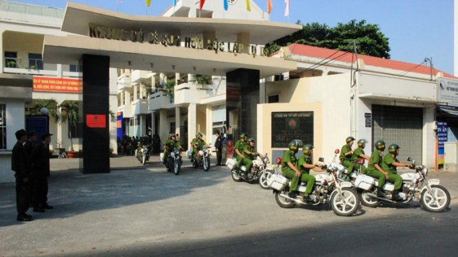 Lực lượng công an xuất quân trên các đường phố làm nhiệm vụ - Ảnh: Sơn Bình