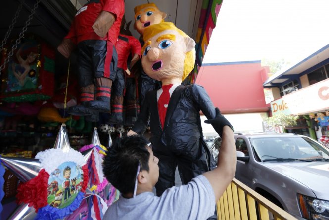 Hình nhân ông Donald Trump được bày bán trong một cửa hàng tại Tijuana, Mexico - Ảnh: AP