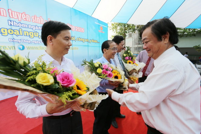 ông Lê Minh Hoan UVTW Đảng BT tỉnh Ủy Đồng Tháp đang trao hoa cho các thầy đại diện Bộ GDDT, trường ĐH Đồng Tháp, Sở GDDT tỉnh Đồng Tháp tại buổi tư vấn - Ảnh: Như Hùng