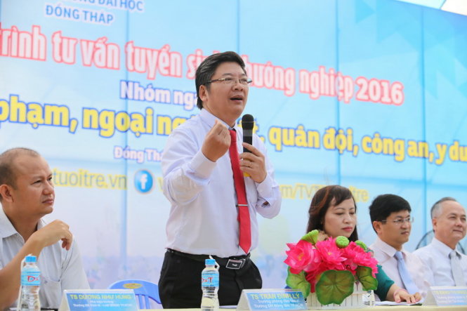 TS Trần Đình Lý - trưởng phòng đào tạo trường ĐH Nông Lâm TP.HCM đang tư vấn cho học sinh - Ảnh: Như Hùng