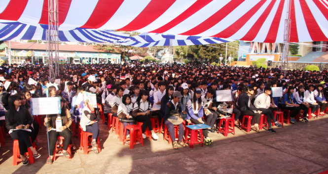 Gần 3.000 học sinh Gia Lai tham dự chương trình tư vấn tuyển sinh sáng 5-3 - Ảnh: Trần Huỳnh