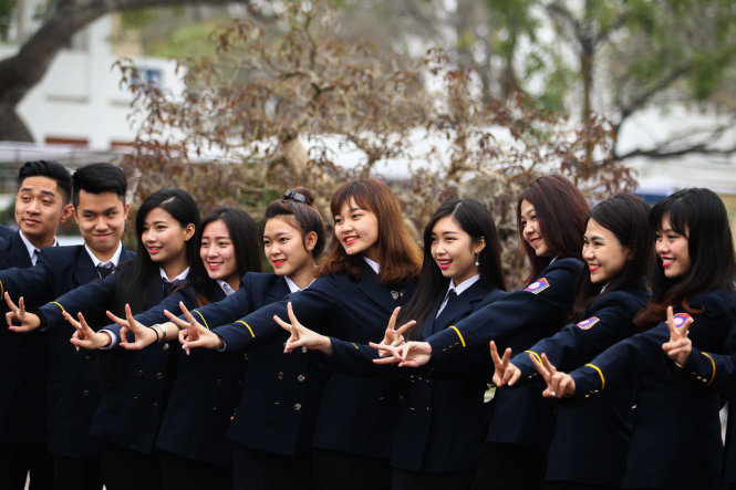 Các sinh viên của Trường ĐH Hàng Hải Việt Nam chào đón các bạn học sinh đến thăm gia Chương trình tư vấn tuyển sinh - hướng nghiệp năm 2016 tại Hải Phòng - Ảnh: NGUYỄN KHÁNH