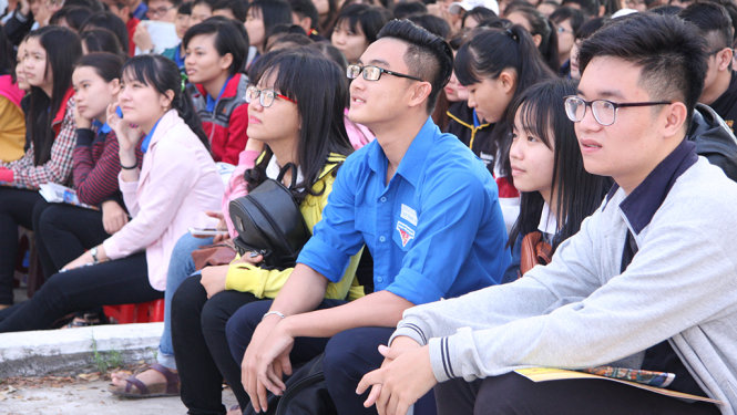 Rất đông học sinh đến tham dự Chương trình tư vấn