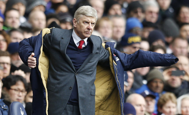 HLV Wenger trong trận Arsenal hòa Tottenham 2-2. Ảhh: Reuters