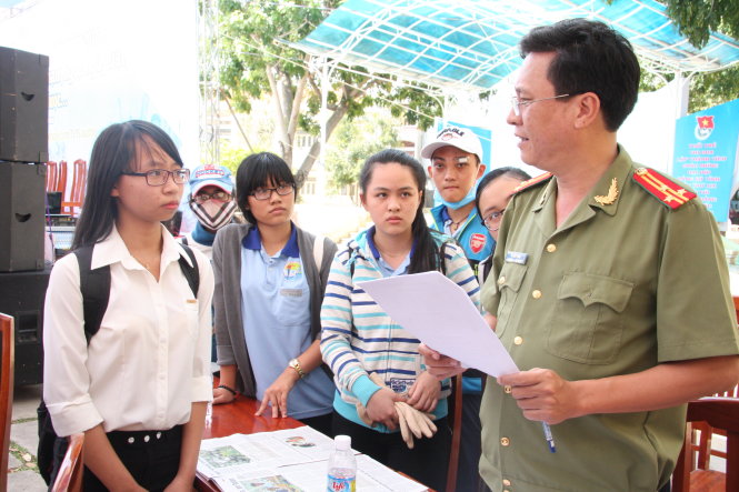 Đại diện Phòng Tổ chức cán bộ Công an tỉnh Bình Định tham gia tư vấn cho học sinh sáng 6-3 - Ảnh: Trần Huỳnh