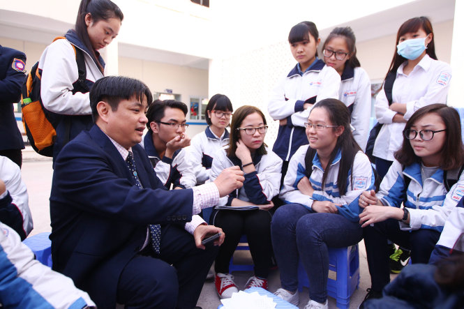 ThS Đinh Việt Hải, Phó trưởng phòng đào tạo, trường ĐH KHXH&NV - ĐHQG Hà Nội trả lời các thắc mắc của các bạn học sinh đến nhóm ngành Khoa học xã hội và nhân văn - Ảnh: NGUYỄN KHÁNH