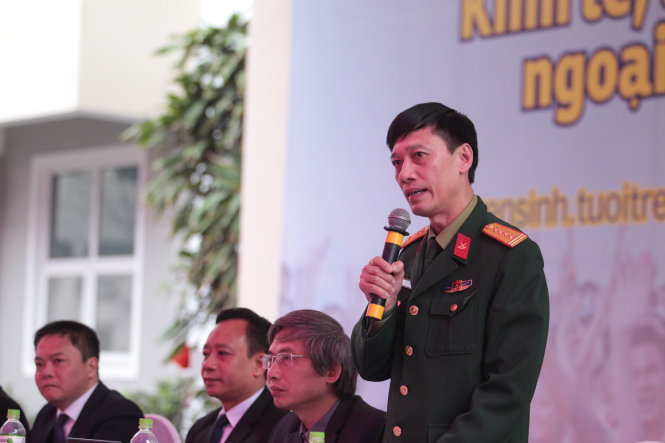 Đại tá, TS Hoàng Minh Thảo- Phó trưởng Phòng Đào tạo trường HV Hậu Cần trả lơi các câu hỏi liên quan đến khối ngành quân sự - Ảnh: NGUYỄN KHÁNH
