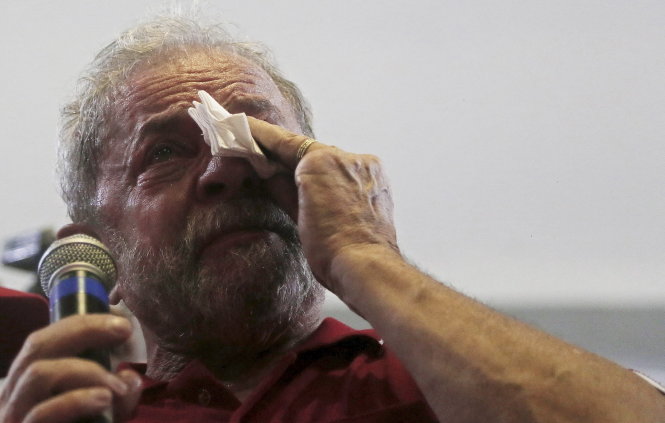 Cựu Tổng thống Lula khóc khi nói chuyện với người ủng hộ ở Sao Paulo tối 4-3 - Ảnh: Reuters