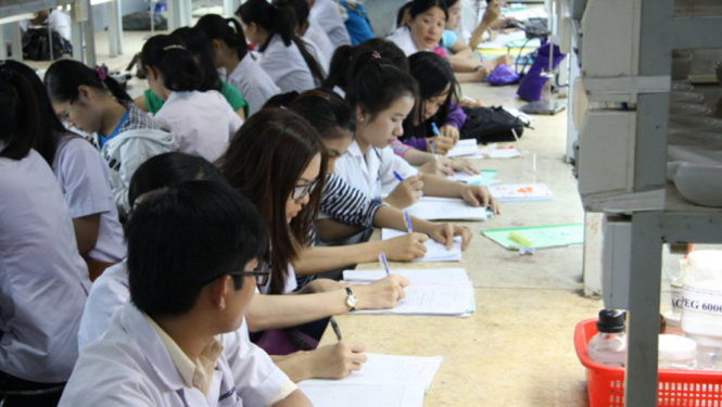 Sinh viên CĐ dược Trường ĐH Nguyễn Tất Thành trong giờ học tại phòng thí nghiệm. Ảnh: Trần Huỳnh