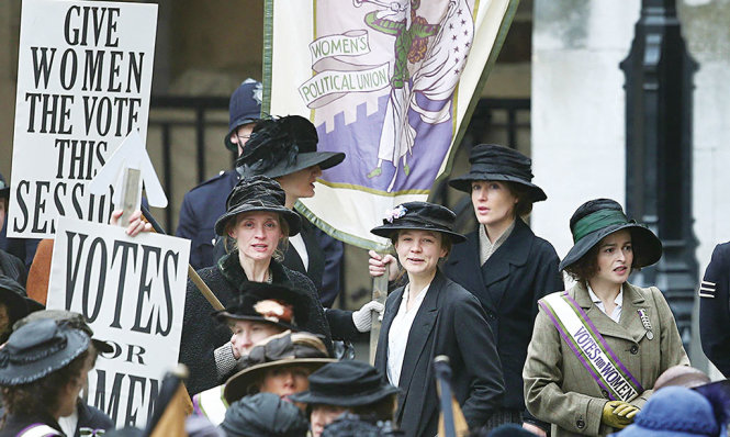 Suffragette - bộ phim độc lập của Anh được chọn chiếu mở màn tại Liên hoan phim London tháng 
10-2015, có kinh phí 14 triệu USD và thu về 29 triệu USD. Trong ảnh: những người phụ nữ trong Suffragette đang đấu tranh đòi quyền bầu cử trên đường phố