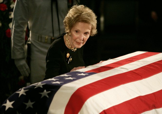 Bà Nancy bên thi hài của chồng, cựu tổng thống Mỹ Ronald Reagan hồi năm 2004. Ảnh: Reuters