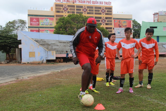 Anh Iliya BuBa dạy các cầu thủ trẻ đá bóng - Ảnh: Thái Thịnh