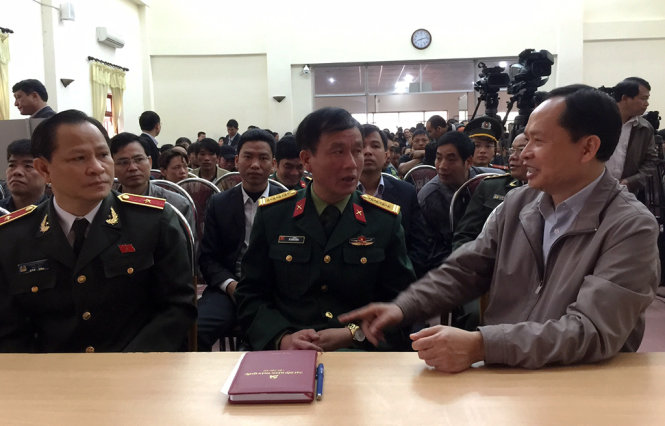 Bí thư Tỉnh ủy, Chủ tịch HĐND tỉnh Thanh Hóa Trịnh Văn Chiến, trao đổi với các ngành trước buổi đối thoại