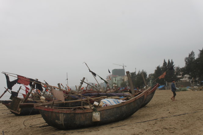 Bè mảng của ngư dân đang neo đậu tại phía đông đường Hồ Xuân Hương - Ảnh: Hà Đồng