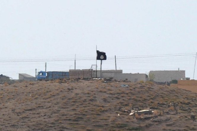 Cờ IS ở gần thị trấn Kobani của Syria - Ảnh: Getty Images