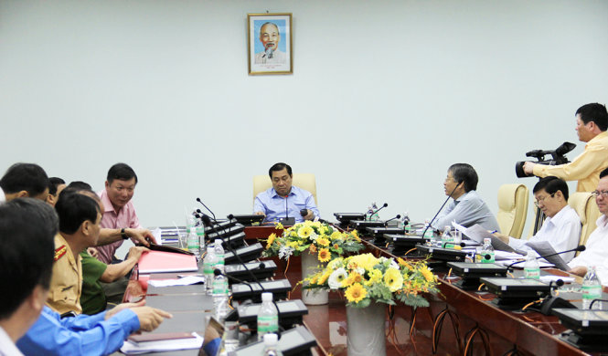 Ông Huỳnh Đức Thơ - chủ tịch UBND TP Đà Nẵng và các ngành cùng bàn cách giải quyết tai nạn do xe ben gây ra - Ảnh: TRƯỜNG TRUNG