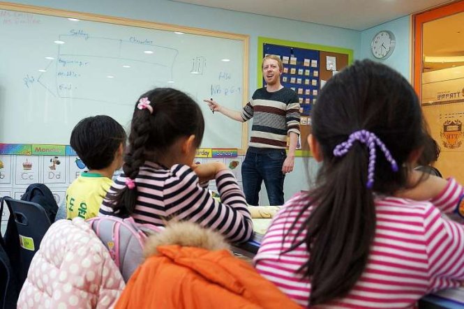 Học sinh tiểu học Hàn Quốc trong một lớp học tiếng Anh - Ảnh:Straits Times