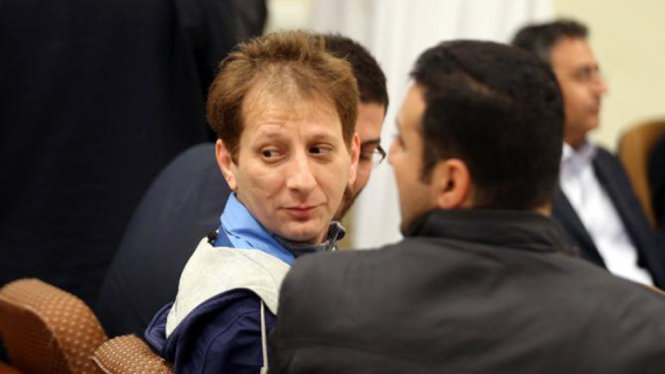 Tỷ phú Babak Zanjani (giữa) tại một phiên xét xử - Ảnh: AFP